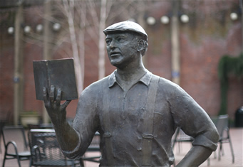 Statue Ken Kesey in Eugene, Oregon, USA